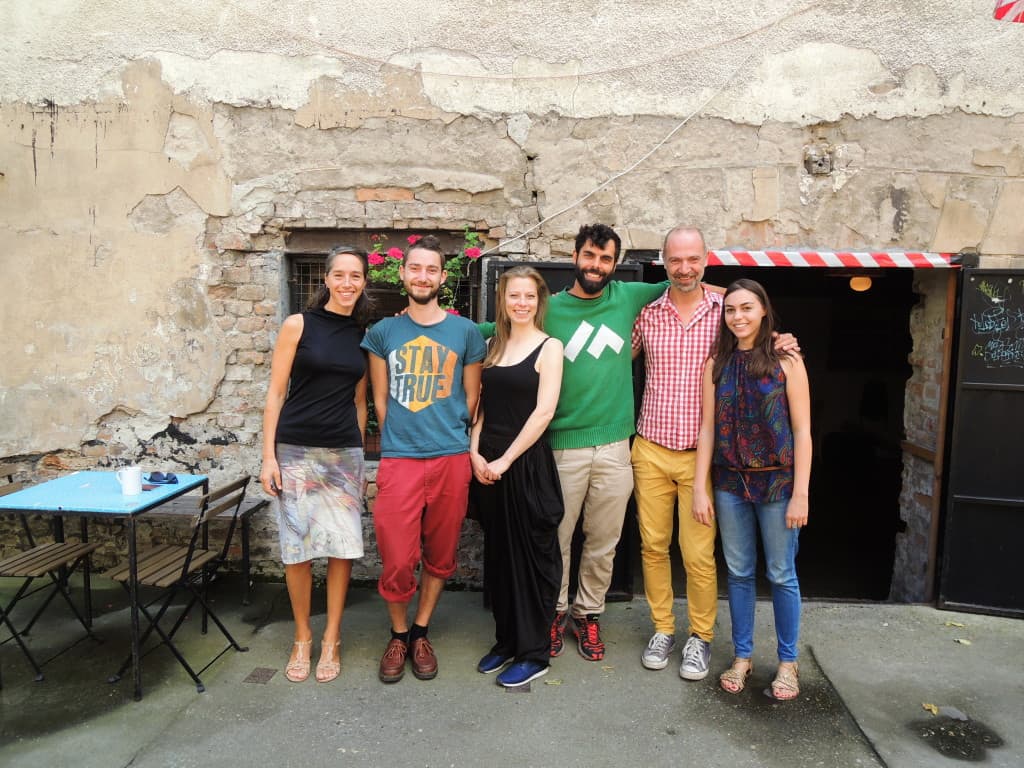 Amb els artistes participants al projecte:  Joanes i Saara i l'equip directiu del centre: en Dan, la Lujmila i la Senka